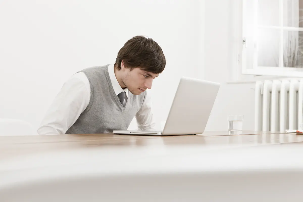 Menatap layar komputer atau laptop terlalu lama
