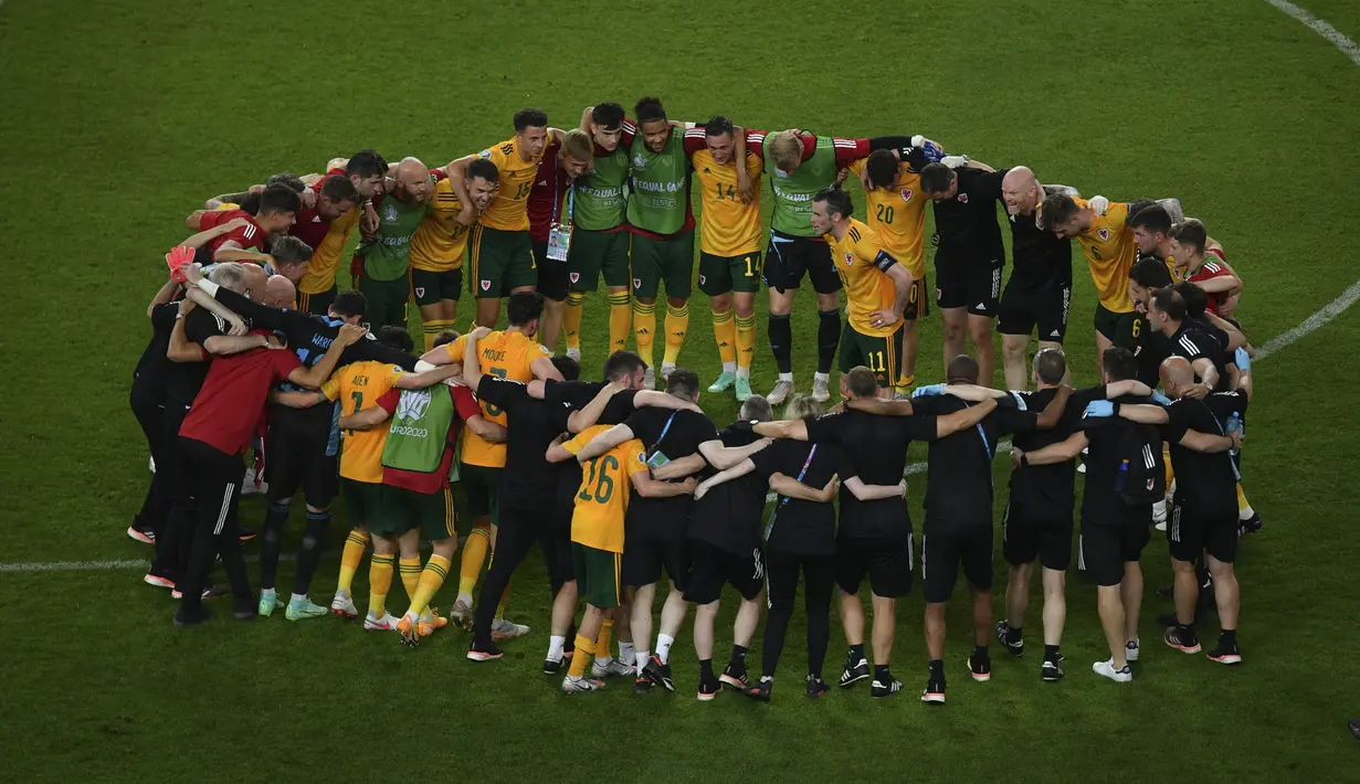 Tim Wales merayakan kemenangan melawan Turki pada pertandingan grup A Euro 2020 di Stadion Olimpiade Baku di Baku, Rabu (16/6/2021). Wales menang atas Turki dengan skor 2-0. (Dan Mullan/Pool via AP)