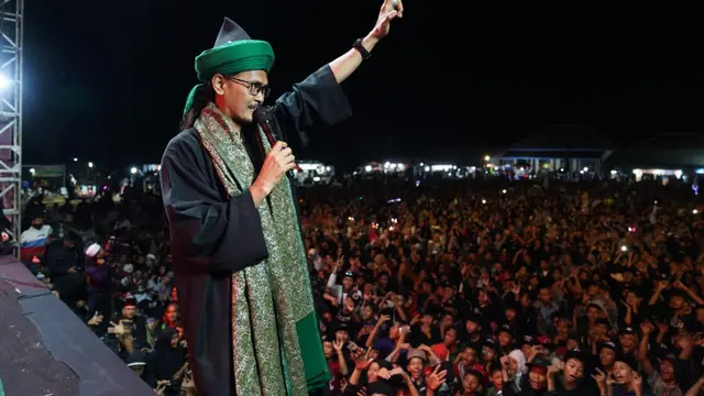 Masyarakat berkumpul bersama Sahabat Ganjar untuk menggelar doa bersama 'Sholawat Nusantara' untuk kesuksesan Ganjar Pranowo dan Mahfud MD di Pilpres 2024 di Lapangan Desa Sugiwaras, Kabupaten Madiun, Jawa Timur, Sabtu (18/11) (Istimewa)