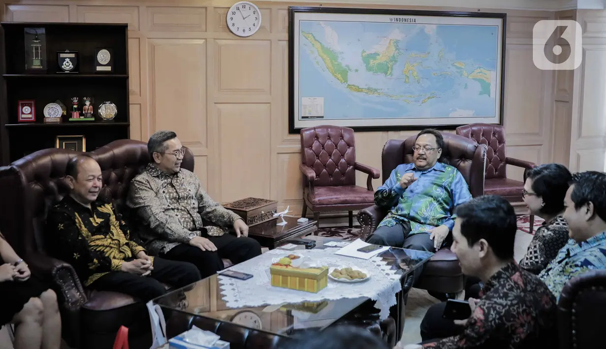 Suasana pertemuan jajaran SCM dengan Duta Besar Malaysia untuk Indonesia, Zainal Abidin di Kedutaan Besar Malaysia, Jakarta, Rabu (22/1/2020). Pertemuan tersebut membahas kerja sama di sektor media. (Liputan6.com/Faizal Fanani)