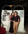 Usai pemotretan, pasangan ini melanjutkan perayaan dengan makan malam romantis yang intimate. Dekorasi penuh lilin dan rangkaian bunga mawar merah menciptakan suasana hangat sekaligus dreamy.