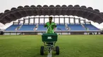 Pekerja sedang melakukan pemupukan rumput di Stadion Indomilk Arena, Tangerang pada Rabu (25/08/2021) sore WIB. Hal tersebut merupakan salah satu bentuk perawatan dan persiapan stadion untuk menyambut kompetisi BRI Liga 1 yang akan segera bergulir. (Foto: Bola.com/Bagaskara Lazuardi)