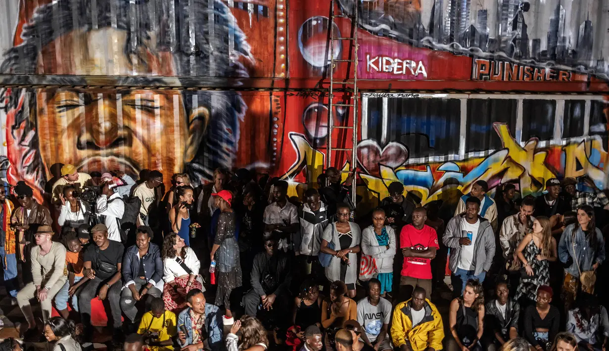 Para pengunjung berkumpul untuk mengikuti peragaan busana utama selama Kibera Fashion Week di pemukiman informal Kibera di Nairobi, pada tanggal 15 Oktober 2023. (LUIS TATO/AFP)