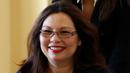 Senator Illinois, Tammy Duckworth membawa bayinya meninggalkan ruang kongres Gedung Capitol Hill, Washington DC, Kamis (19/4). Dengan suara bulat, pada Rabu (18/4), senat AS mengizinkan orang tua membawa bayi mereka ke ruangan kerja. (AP/Alex Brandon)