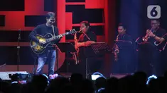 Gitaris Tohpati tampil pada hari kedua BNI Java Jazz Festival 2022 di JIExpo Kemayoran, Jakarta Pusat, Sabtu (28/5/2022). Perhelatan musik BNI Java Jazz Festival 2022 digelar pada 27-29 Mei dengan menampilkan musisi-musisi dari dalam dan luar negeri. (Liputan6.com/Johan Tallo)