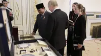 Simbol Persahabatan, Putin Hadiahkan Koin dan Pedang kepada Prabowo