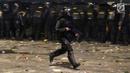Personil Kepolisian dari satuan Brimob bersiap menghalau massa yang berlaku anarkis di sekitar depan Gedung Bawaslu, Jalan MH Thamrin, Jakarta, Rabu (22/5/2019). Aksi unjuk rasa yang dimotori GNKR berakhir ricuh. (Liputan6.com/HelmiFithriansyah)