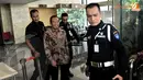 Menteri Pertanian Suswaono tampak mengumbar senyum ke arah kamera saat keluar dari gedung KPK (Liputan6.com/Helmi Fithriansyah)