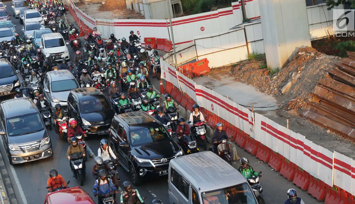 Suasana arus lalu lintas di Jalan Jend Gatot Subroto, Jakarta, Selasa (18/6/2019). Hasil survei Lembaga pengukur tingkat kemacetan kota-kota di dunia, TomTom Traffic Index, menyebut tingkat kemacetan DKI Jakarta menurun hingga delapan persen. (Liputan6.com/Helmi Fithriansyah)