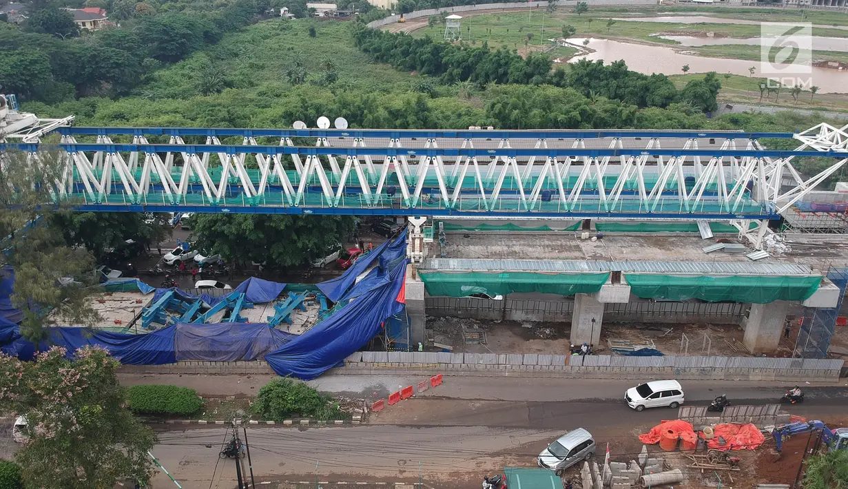 Foto udara memperlihatkan kondisi konstruksi tiang beton Light Rail Transit (LRT) yang roboh di Kayu Putih, Jakarta Timur, Senin (22/1). Akibat kecelakaan tersebut, ada lima pekerja dari sub-kontraktor LRT menjadi korban. (Liputan6.com/Arya Manggala)