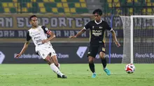 Kapten Persija Jakarta, Rizky Ridho (kiri), berupaya lepas dari penjagaan pemain Dewa United, Kafiatur Rizky, pada pekan 4 BRI Super League 2025/2026 di Banten International Stadium, Serang, Sabtu (29/8/2025) malam WIB. (Bola.com/Abdul Azis)
