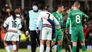 Seorang fans cilik memeluk striker Portugal Cristiano Ronaldo setelah berlari memasuki lapangan pada akhir laga Grup A Kualifikasi Piala Dunia 2022 Zona Eropa melawan Irlandia di Stadion Aviva, Jumat (12/11/2021) dinihari WIB. Fans itu nekat menerobos petugas keamanan stadion. (Paul Faith / AFP)