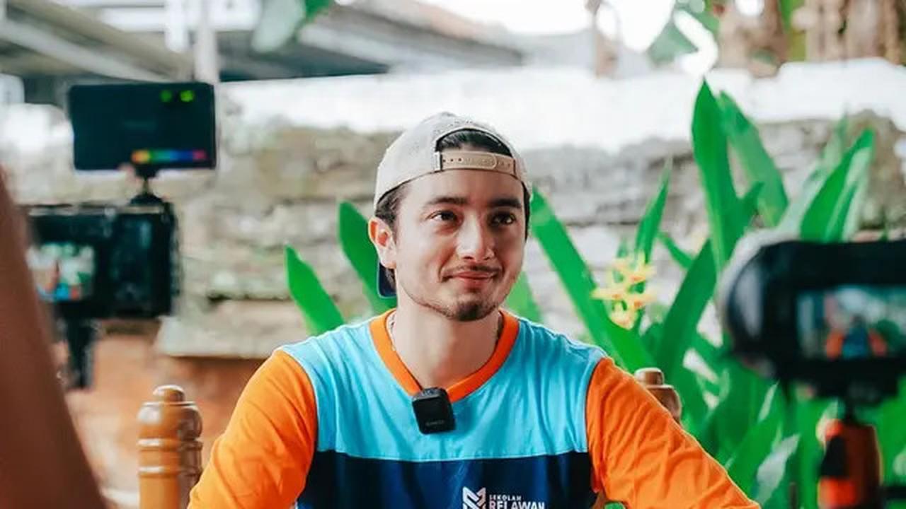 6 Potret Bryan Domani Jadi Relawan di Panti Wreda, Bahagia Berbagi Cerita dengan Lansia