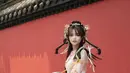 Dress ini memiliki potongan rok lebar dengan aksen bordir bunga dan lengan panjang putih [@fuji_an]