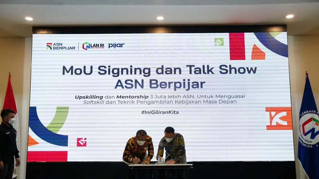 Lembaga Administasi Negara (LAN) menandatangani nota kesepahaman dengan Yayasan Pijar Masa Depan (Pijar Foundation) dalam pengembangan konsep digitalisasi birokrasi di Indonesia melalui program ASN Berpijar. (Dok Sinar Mas)