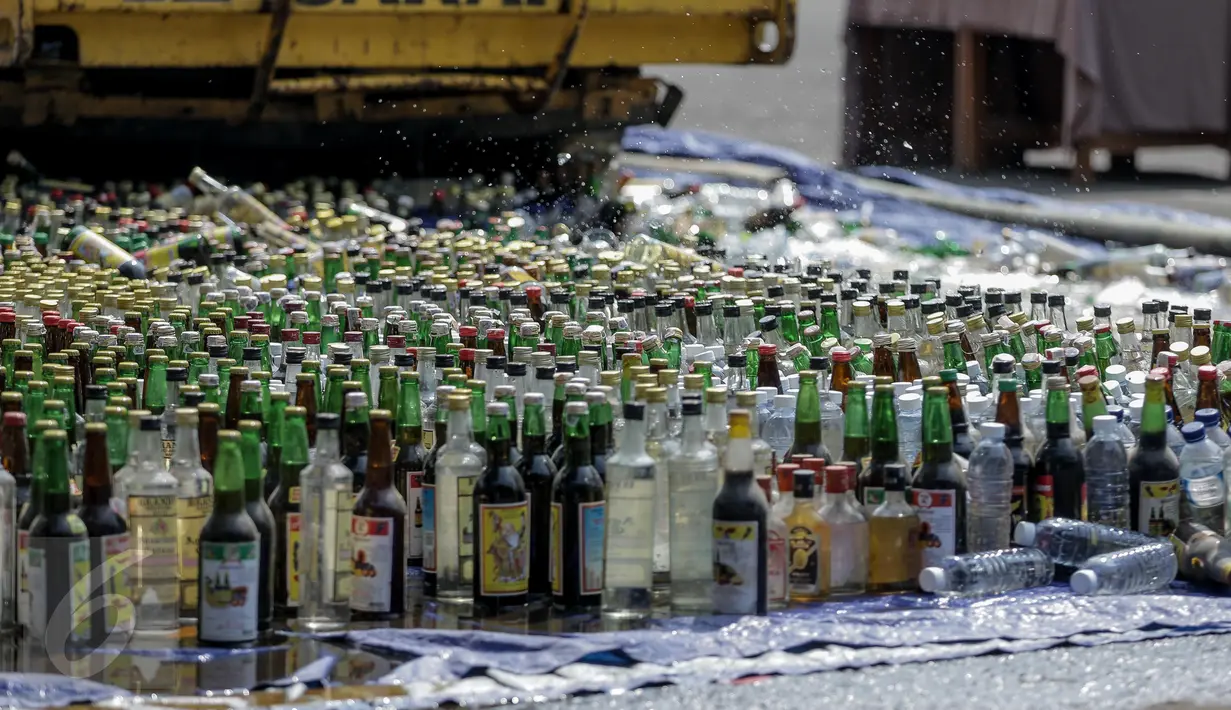 Ribuan minuman keras saat dimusnahkan di di Polres Jakarta Utara, Selasa (16/5). Hal ini dilakukan sebagai antisipasi munculnya kriminalitas di Bulan Ramadan, serta sebagai upaya memerangi penyakit masyarakat (pekat). (Liputan6.com/Faizal Fanani)