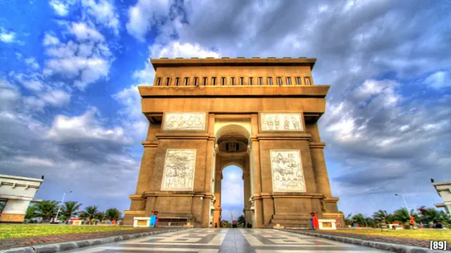 10 Wisata di Kediri Terpopuler, Ada yang Mirip Monumen Arc De Triomphe di Prancis