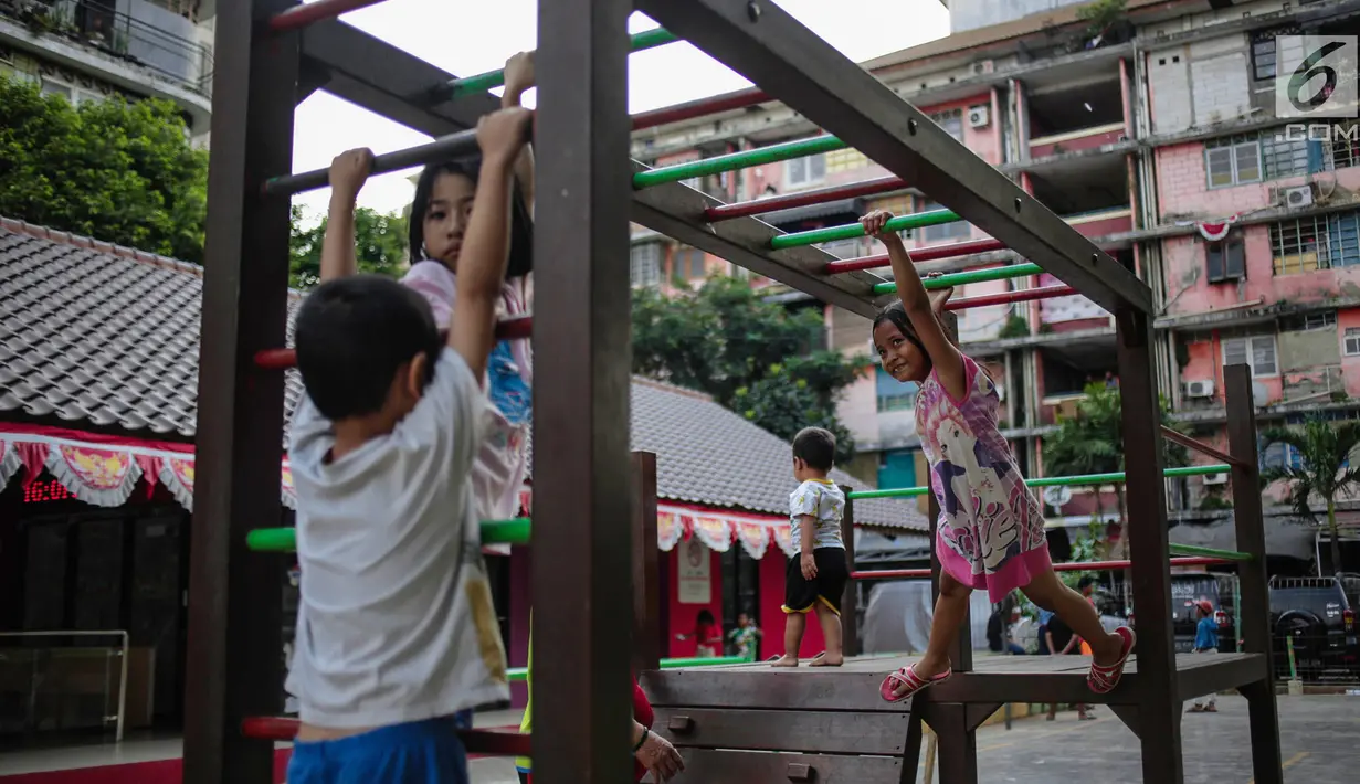 Anak-anak bermain di Ruang Publik Terbuka Ramah Anak (RPTRA) Rusun Petamburan, Jakarta, Selasa (9/10). Anggaran pembangunan RPTRA yang semula Rp 1,2 miliar kini dipangkas menjadi Rp1 miliar. (Liputan6.com/Faizal Fanani)