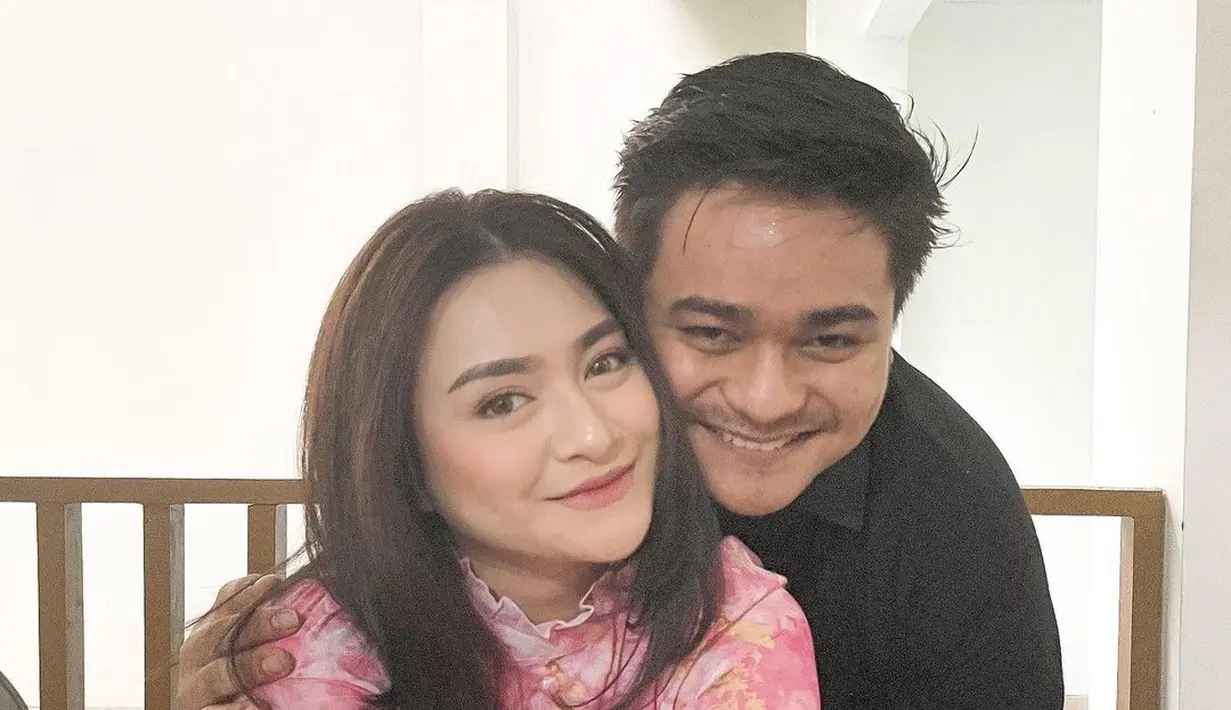 Beda lagi dengan adik lelaki Nathalie Holscher ini. Ia memberi support kepada sang kakak dengan pamer kemesraan antar saudara, Nathalie tampil cantik dengan rambut yang dibiarkan tergerai dan makeup bernuansa nude yang pas. Foto: Instagram.