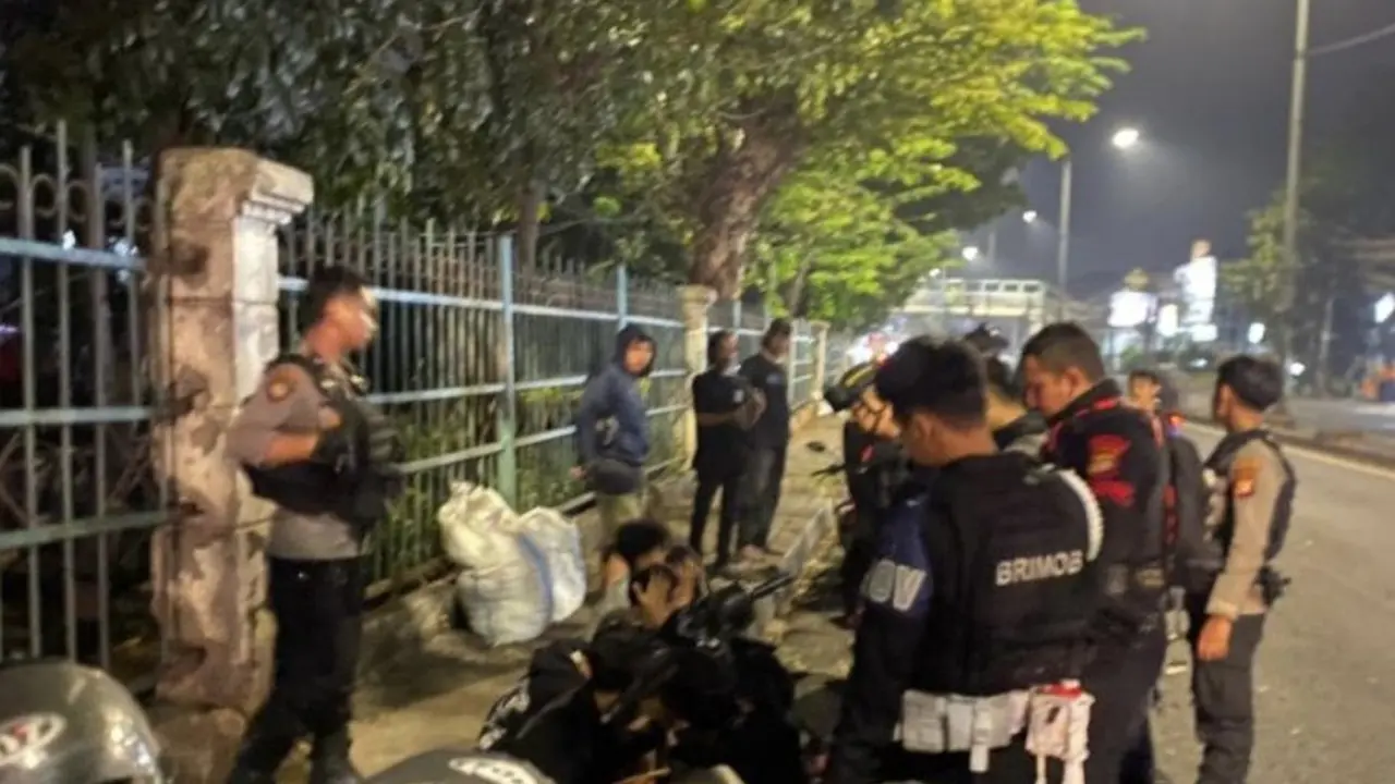 Patroli gabungan Batalyon B Pelopor Satbrimob Polda Metro Jaya bersama Tim Perintis Presisi Polres Metro Jakarta Timur membubarkan tawuran remaja.