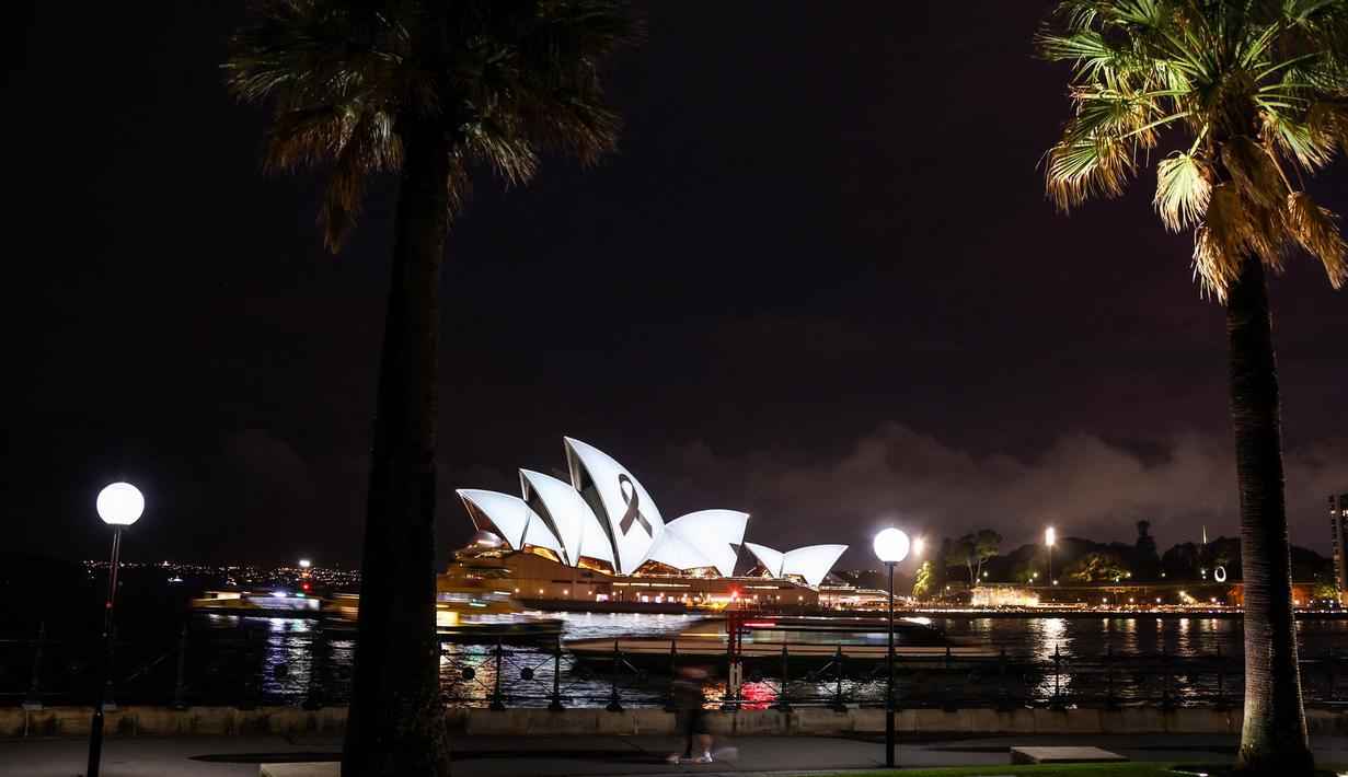 Pita hitam yang melambangkan duka cita diproyeksikan ke arah Sydney Opera House, Australia, Kamis (9/2/2023). Pita hitam melambangkan kenangan dan duka cita dan akan diproyeksikan ke Sydney Opera House sebagai bentuk solidaritas terhadap masyarakat Turki dan Suriah. (DAVID GRAY/AFP)