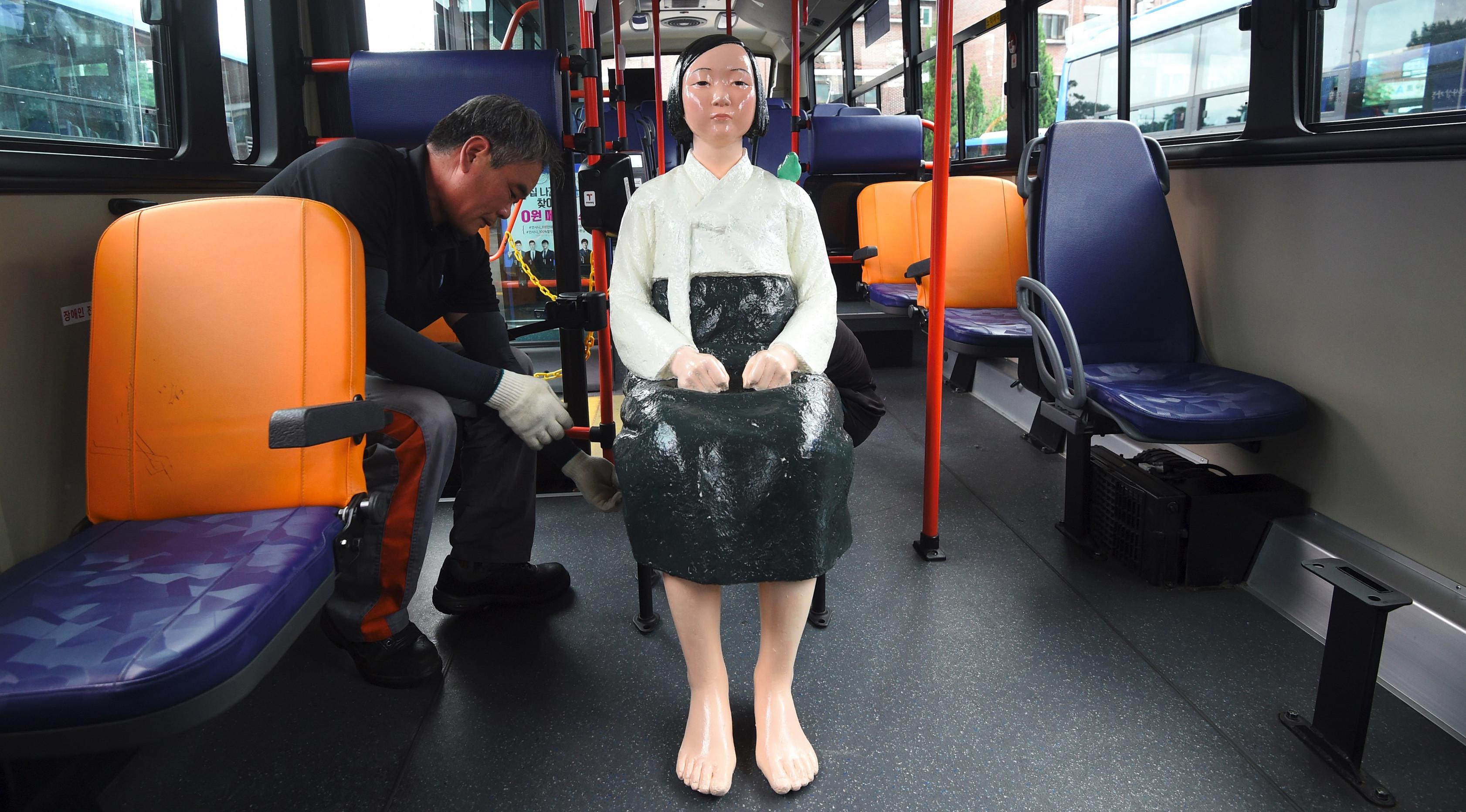 Patung Perempuan Korea Selatan yang Diperbudak Jepang (AFP PHOTO / JUNG Yeon-Je)