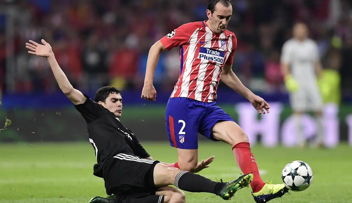 Godin juga semakin apik membaca permainan lawan berkat Simeone. Bek Uruguay tersebut masuk dalam tim terbaik Liga Champions tiga kali dan meraih penghargaan bek terbaik La Liga 2016. (AFP/Javier Soriano)