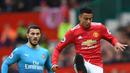Gelandang Manchester United Jesse Lingard mengontrol bola saat melawan Arsenal dalam pertandingan Liga Inggris di stadion Old Trafford di Manchester (29/4). Dengan hasil ini, Manchester United kokoh di peringkat kedua. (AFP/Paul Ellis)
