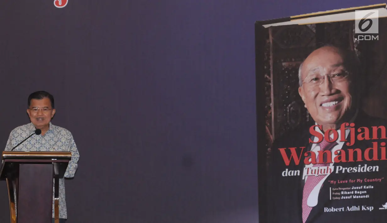 Wakil Presiden, Jusuf Kalla memberi sambutan pembuka bedah buku Sofjan Wanandi dan Tujuh Presiden di Jakarta, Rabu (23/5). Buku ini mengisahkan perjalanan hidup aktivis 1966 dan pengusaha, Sofjan Wanandi. (Liputan6.com/Helmi Fithriansyah)