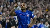 Pemain Chelsea, Christopher Nkunku merayakan gol pertama timnya ke gawang Servette pada leg pertama playoff UEFA Conference League 2024 di Stamford Bridge, London, Jumat (23/08/2024). (AP Photo/Alastair Grant)
