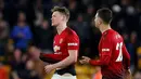 Pemain Manchester United Scott McTominay terlihat sedih setelah kalah dari Wolverhampton Wanderers pada laga pekan ke-33 Liga Inggris di Stadion Molineux, Wolverhampton, Inggris, Selasa (2/4). (Reuters/Andrew Yates)