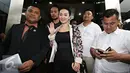 Pedangdut Zaskia Gotik saat tiba di Polda Metro Jaya untuk menjalani pemeriksaan, Jakarta, Rabu (30/3/2016).  Zaskia memilih berkirim surat kepada Jokowi untuk menyampaikan permintaan maaf. (Liputan6.com/Immanuel Antonius)