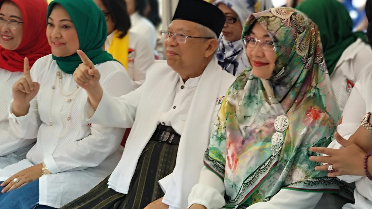 Calon Wakil Presiden nomor urut 1 Ma'ruf Amin menghadiri Deklarasi Perempuan Indonesia untuk Jokowi-Ma'ruf Amin (P-IJMA) bersama istrinya. (Liputan6.com/Putu Merta)