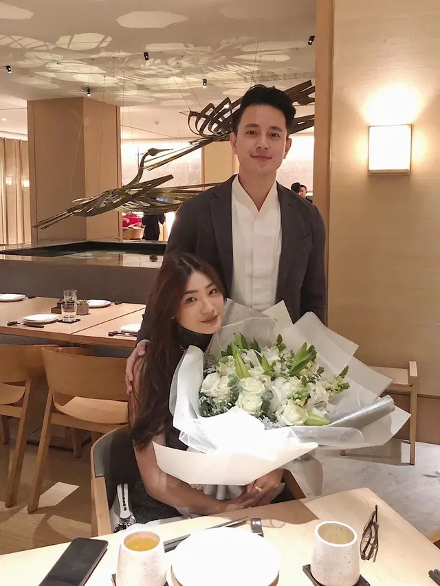 Resmi Lamaran, Ini 6 Momen Mesra Billy Davidson dan Kekasih