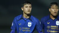 Bek PSIS Semarang, Alfeandra Dewangga, tampil mengesankan saat membantu timnya mengimbangi Persija Jakarta dengan skor 2-2 pada BRI Liga 1 2021/2022. (Bola.com/M. Iqbal Icshan)