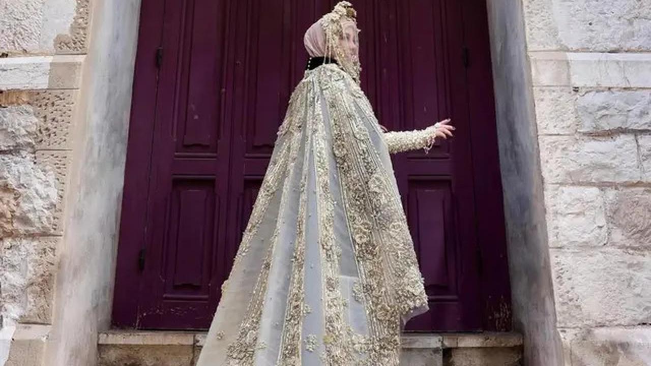 Menilik Detail Outer dan Veil Emas yang Dipakai Syahrini di Hari ke-2 Festival Film Cannes