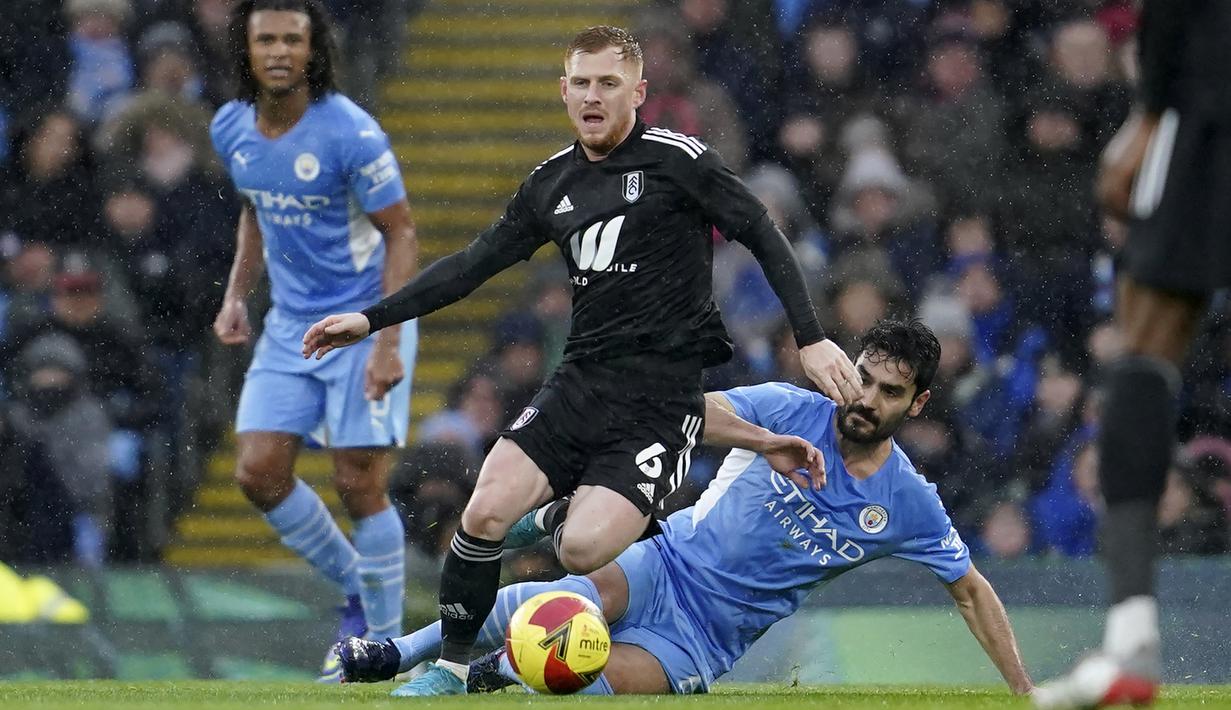 Usai tertinggal, Fulham beberapa kali melancarkan serangan balik. Namun Harrison Reed dan kawan-kawan masih kesulitan menembus pertahanan Manchester City. Skor 2-1 bertahan hingga babak pertama usai. (AP/Jon Super)