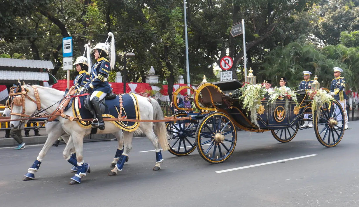 Purna Paskibraka Duta Pancasila 2025 membawa bendera pusaka dan naskah Proklamasi di atas kereta kencana Garuda Prabayaksa dari Monumen Nasional menuju Istana Merdeka dalam Kirab Merah Putih di Jakarta, Senin (17/8/2026). (KLY/ Budy Santoso)