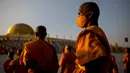Para biksu Buddha bersiap untuk mengambil tempat sebelum beribadah pada perayaan Makha Bucha, di tengah pandemi COVID-19, di Wat Dhammakaya, utara Bangkok, Jumat (26/2/2021). Perayaan berlangsung pada bulan purnama, tiap bulan ketiga dalam penanggalan kalender Buddha. (Jack TAYLOR/AFP)