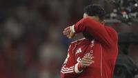 Pemain Liverpool, Mohamed Salah menyeka air matanya saat memberikan penghormatan untuk mendiang Diogo Jota setelah laga Liga Inggris 2024/2025 melawan Bournemouth di Anfiled, Liverpool, Inggris, Jumat (15/08/2025) waktu setempat. (AP Photo/Ian Hodgson)