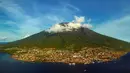 Gunung Gamalama di Kota Ternate, Maluku Utara, masih menyemburkan abu vulkanik. Namun status gunung itu tetap waspada (Level II). (Istimewa)