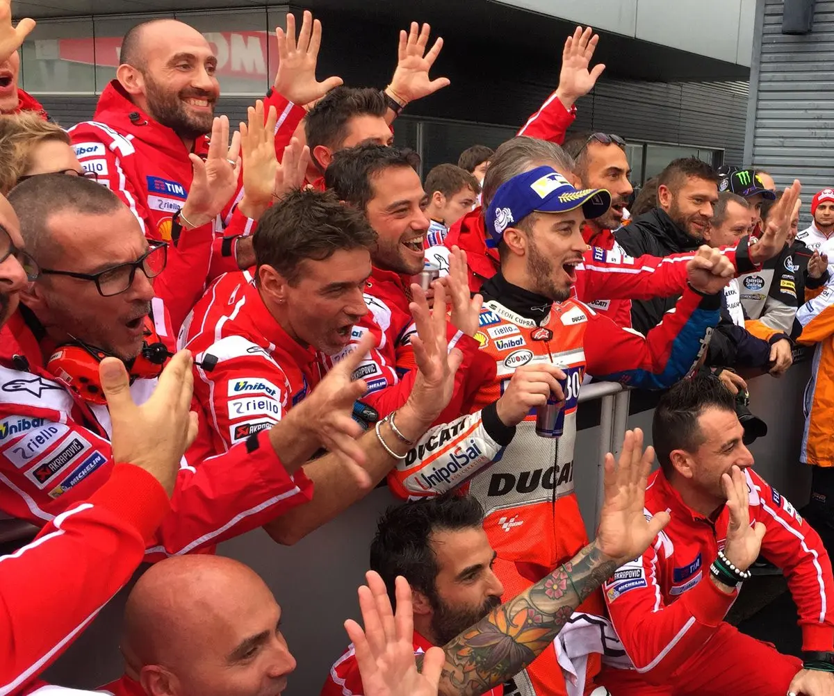 Andrea Doivizioso bergembira bersama tim Ducati setelah menjuarai MotoGP Jepang di Sirkuit Motegi, Minggu (15/10/2017). (Twitter/Ducati Motor)