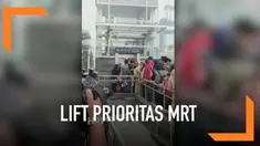 Akibat lift disabilitas MRT yang dipakai warga biasa yang kurang berhak, terjadi antrean masuk hingga meluber ke jalanan.
