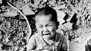 Seorang anak menangis di reruntuhan bangunan Kota Hiroshima yang hancur setelah bom atom pertama dijatuhkan oleh Angkatan Udara AS B-29 pada 06 Agustus 1945. (AFP / PHOTO) 