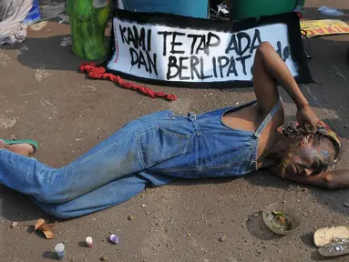 Sekelompok masyarakat yang tergabung dalam gerakan solidaritas untuk Salim Kancil menggelar aksi di depan Istana Negara, Jakarta, Kamis (1/10/2015). Dalam aksinya mereka menuntut keadilan bagi Salim Kancil dan Tosan. (Liputan6.com/Gempur M Surya)