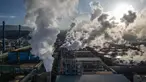 Foto udara yang diambil pada tanggal 18 April 2025 menunjukkan kepulan asap di Weda Bay Industrial Park (WBIP), pusat pengolahan dan peleburan nikel, di Lelilef Sawai, Halmahera Tengah, Maluku Utara. (Foto oleh AFP)