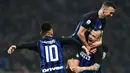Gelandang Inter Milan Radja Nainggolan (kanan bawah) melakukan selebrasi bersama Lautaro Martinez dan Ivan Perisic usai mencetak gol ke gawang Sampdoria pada Serie A di Stadion San Siro, Milan, Minggu (17/2). Inter Milan menang 2-1. (Miguel MEDINA/AFP)