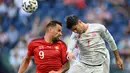 Pemain depan Spanyol, Alvaro Morata (kanan) menyundul bola dengan pemain depan Swiss, Haris Seferovic ketika pertandingan Perempatfinal UEFA EURO 2020 antara Swiss mealawan Spanyol di Stadion Krestovsky, Saint Petersburg pada 2 Juli 2021.
(AFP/Pool/Kirill Kudryavtsev)