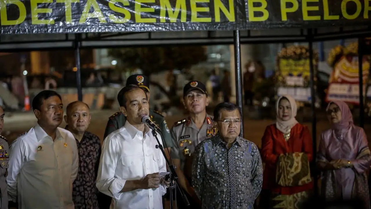Jokowi meninjau lokasi ledakan Kampung Melayu (liputan6.com/