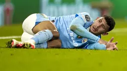 Ekspresi kesakitan pemain Manchester City, Matheus Nunes saat jari tengah tangan kirinya mengalami disklokasi ketika laga leg kedua 16 besar Liga Champions 2023/2024 melawan FC Copenhagen di Etihad Stadium, Manchester, Inggris, Kamis (07/03/2024) WIB. (AP Photo/Dave Thompson)